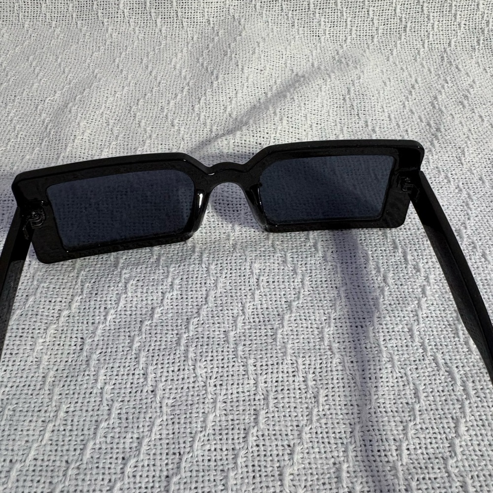 Stylish Black Rectangular Sunglasses - image 6